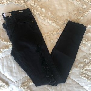 Frame Le Skinny de Jeanne distressed black skinny